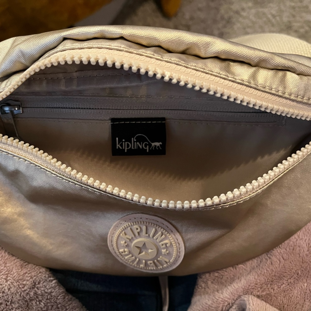 Kipling NWT Gold Waist Pack with Monkey Keychain - Picture 5 of 9